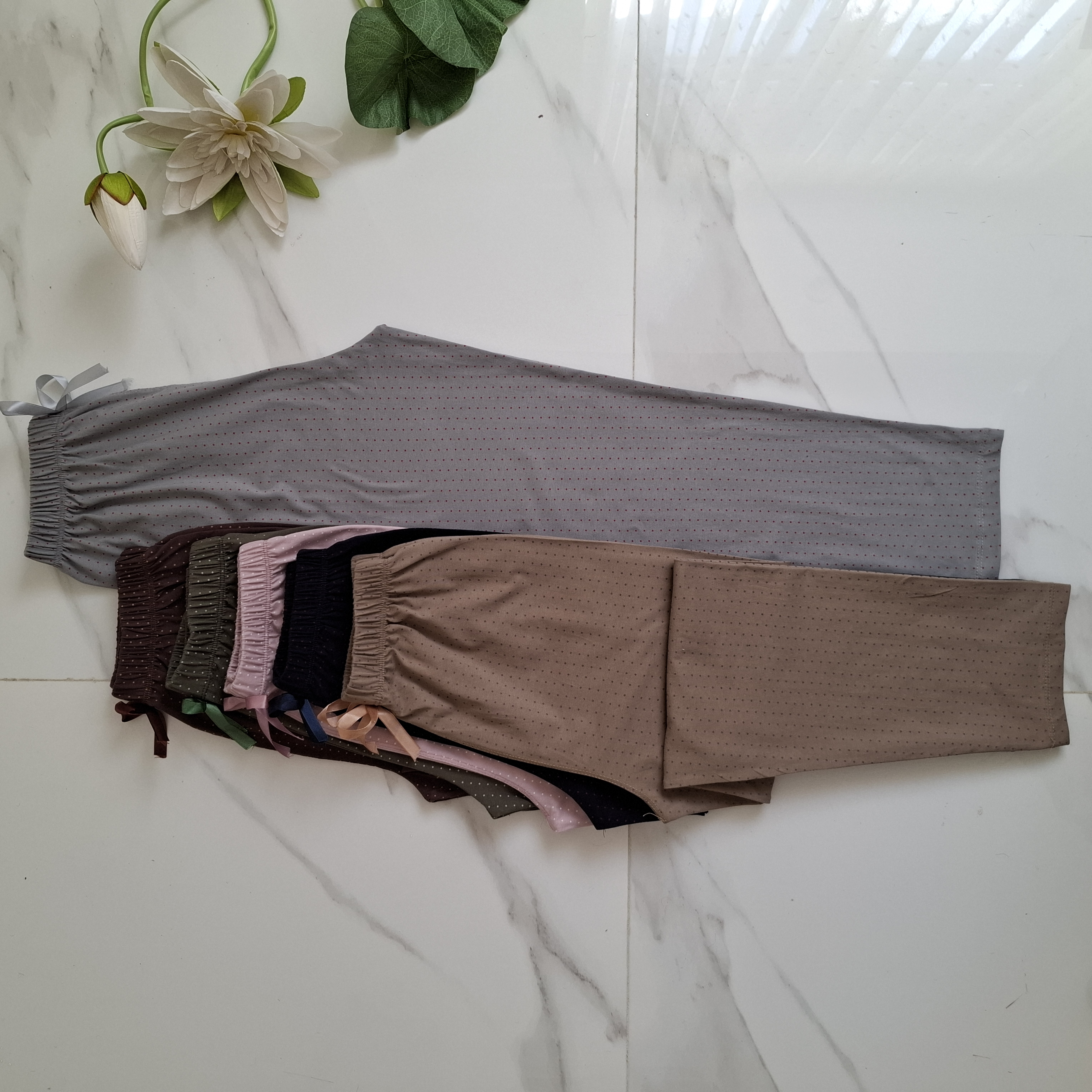 شلوار خانگی نخی زنانه طرح خال‌ریز (مدل کمرکش) - رنگ‌بندی متنوع