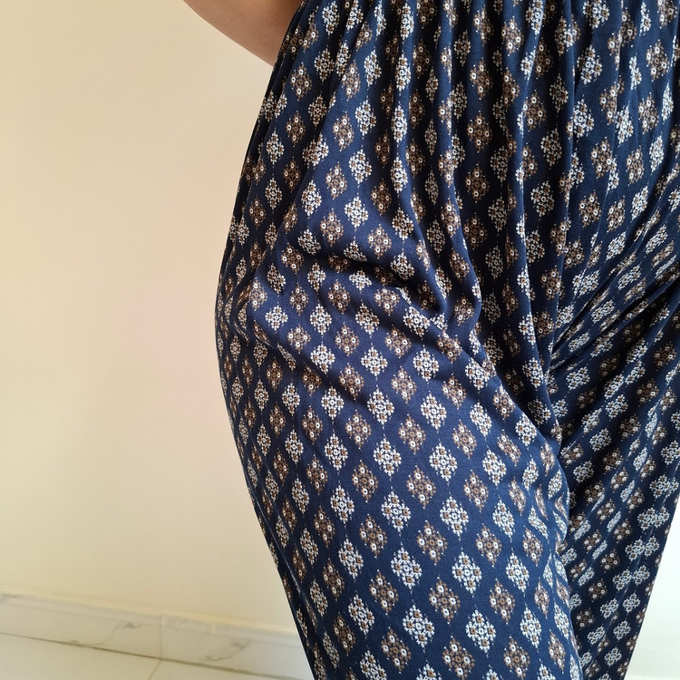 نمای کنار شلوار راحتی زنانه نخی دارای مرغک مناسب استفاده روزانه
