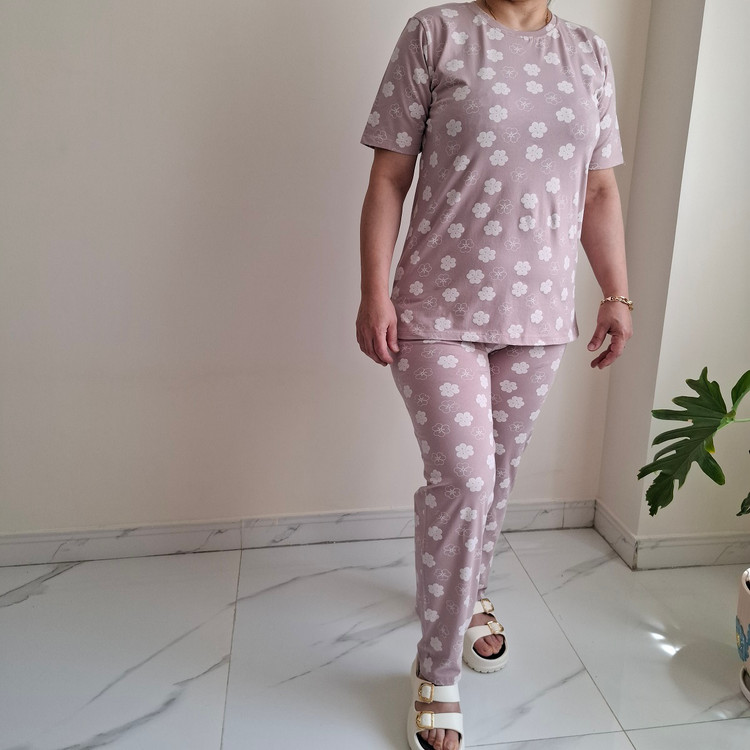 نمای کنار ست راحتی زنانه نخ پنبه طرح گل رنگ صورتی