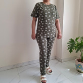 نمای کنار ست راحتی زنانه نخ پنبه طرح گل رنگ سبز