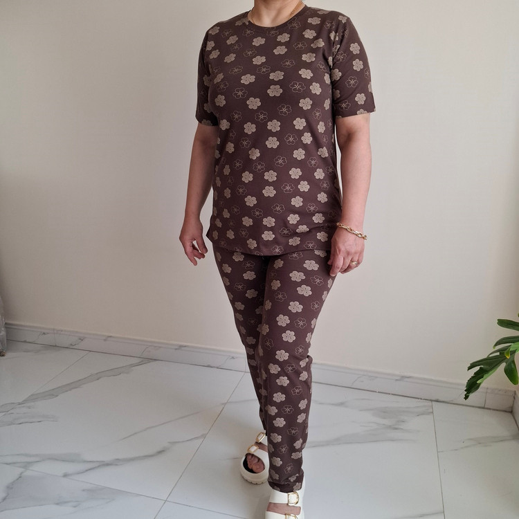 نمای کنار ست راحتی زنانه نخ پنبه طرح گل رنگ قهوه ای
