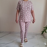 نمای روبهروی ست خانگی زنانه نخ پنبه طرح گل رنگ صورتی با تیشرت آستین کوتاه و شلوار راحتی