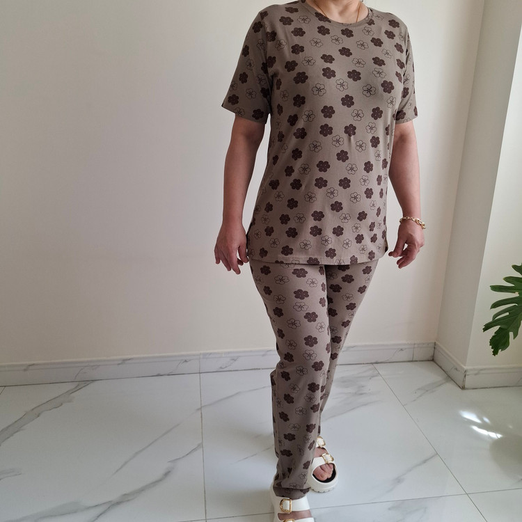 نمای روبهروی ست خانگی زنانه نخ پنبه طرح گل رنگ شکلاتی با تیشرت آستین کوتاه و شلوار راحتی