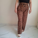 نمای روبهروی شلوار زنانه کرپ نرم طرح پلنگی موکا مناسب استفاده روزانه