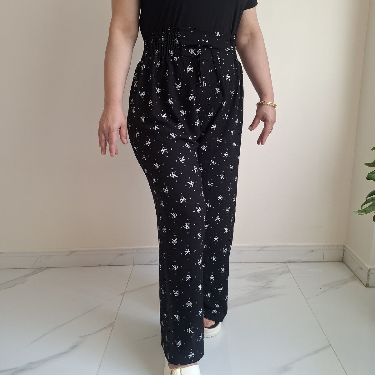 شلوار راحتی زنانه نخی طرح CK نقره‌کوب رنگ مشکی مناسب تا سایز 50