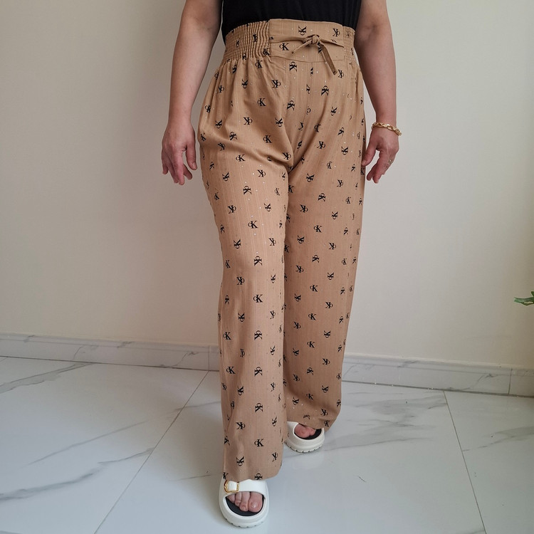 شلوار راحتی زنانه نخی طرح CK نقرهکوب رنگ شکلاتی روشن مناسب تا سایز 50