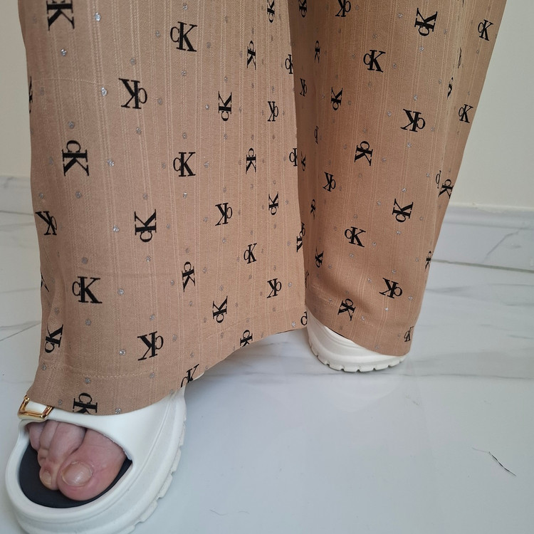 نمای دمپای شلوار راحتی نخی طرح CK شکلاتی روشن