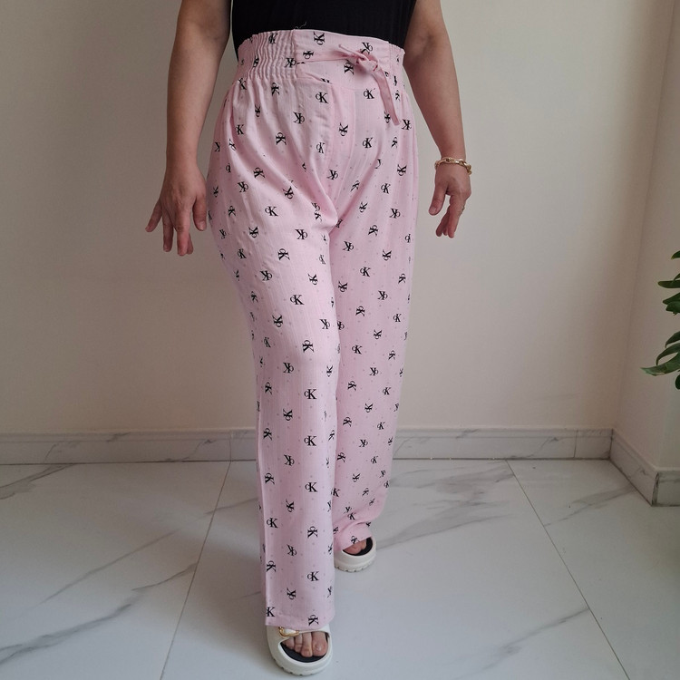شلوار راحتی زنانه نخی طرح CK نقرهکوب رنگ صورتی مناسب تا سایز 50
