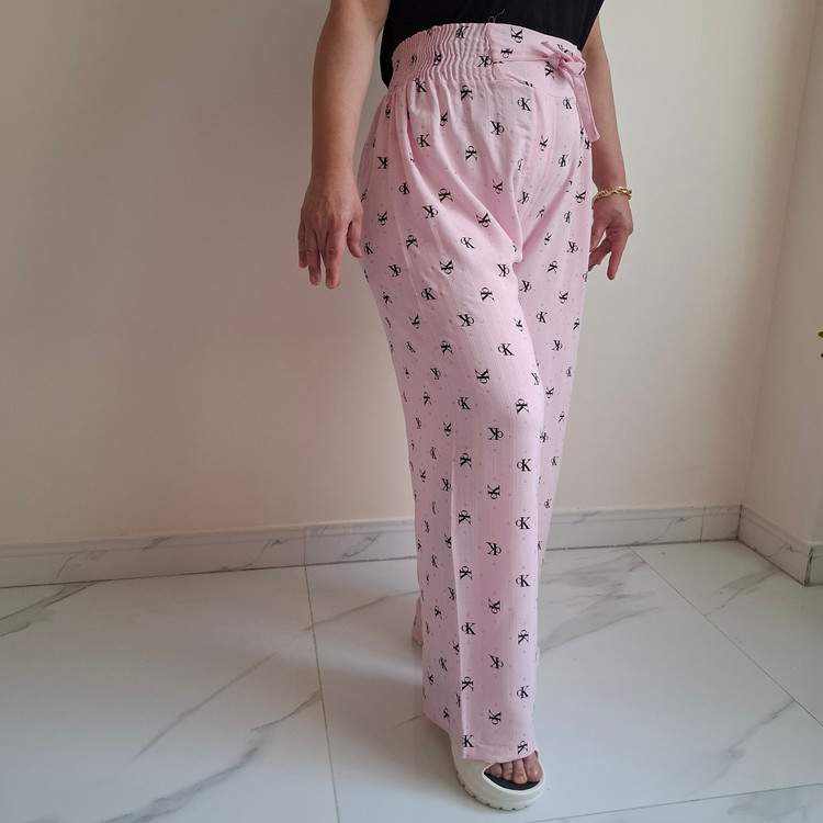 نمای کنار شلوار نخی زنانه طرح CK نقرهکوب صورتی