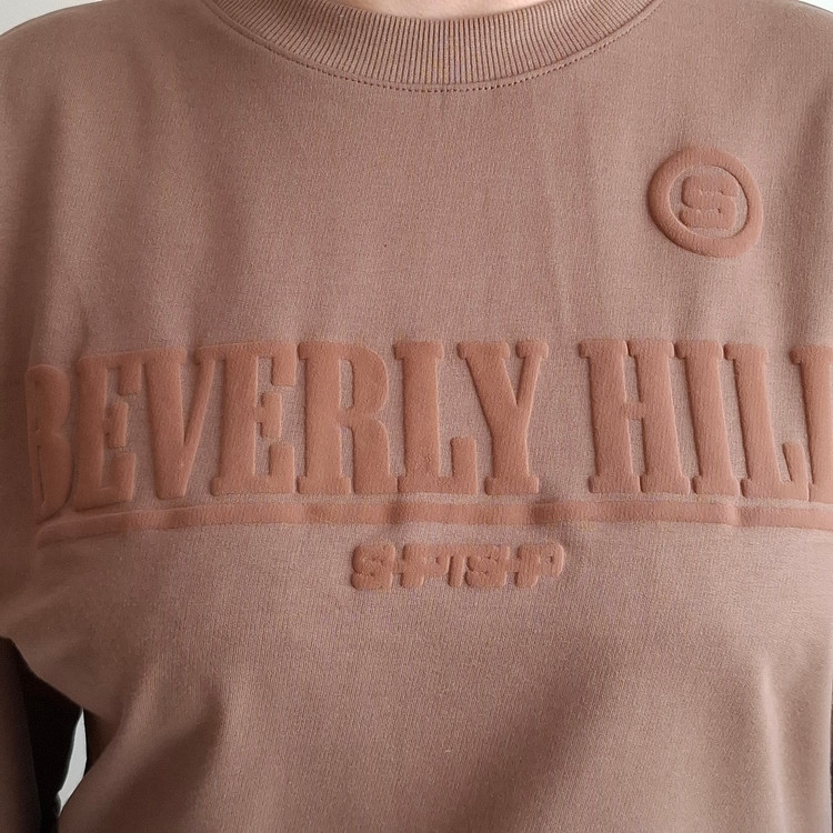 نمای نزدیک چاپ برجسته و پفکی Beverly Hills روی تیشرت زنانه شکلاتی